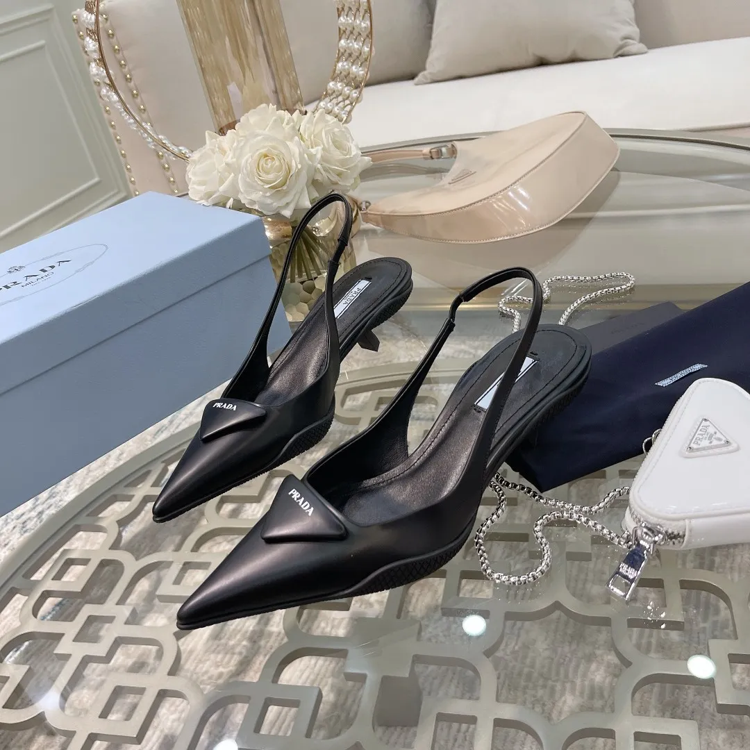 💕💕Factory direct selling price p480💕💕 Women's shoes factory 💕💕Factory direct selling price pRADA ²⁰²² Prada's new spring and summer products are coming with strength! ❣️The same sandals as the popular superstar Jin Chen, a fashionable and versatile nice item. The rubber compartment sole of this shiny leather back strap high-heeled shoe wraps the upper. It reinterprets 💕💕factory direct price prada’s archive design, creating a mixed style that combines a soft pointed silhouette with sporty elements. The unique comma heels of the 2021 spring and summer series highlight the retro style. The brand's iconic triangle has been given a new look, transformed into micro-lined leather details on this shoe, breathing new life into the brand's traditional elements. This year’s theme is not to be defined, embodying texture through simplicity💛From thick-soled sneakers to sawtooth short boots to 2021 kitten heels, everything reveals a must-have momentum... Combining gentleness and handsomeness, kitten heels are the finishing touch for little women❤️ ⚛Upper: top-grade open-edge beaded cowhide/imported silk ➕Screen-printed triangular leather logo ⚛Inner: sheepskin lining ⚛Outsole: Rubber compartment sole and optical pattern sole pattern ⚛Heel height: 3cm ⚛Size: 35-39 (customized sizes 34, 40, 41 are non-returnable and non-exchangeable)